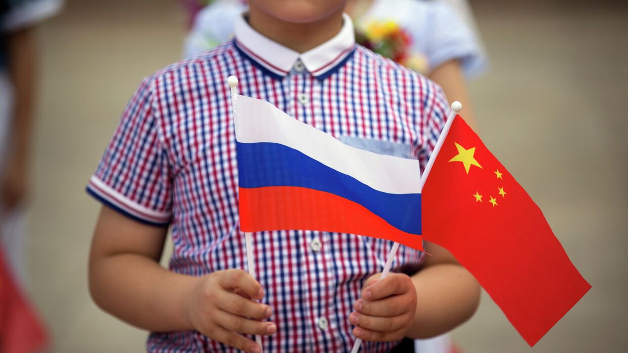 Флаги России и Китая