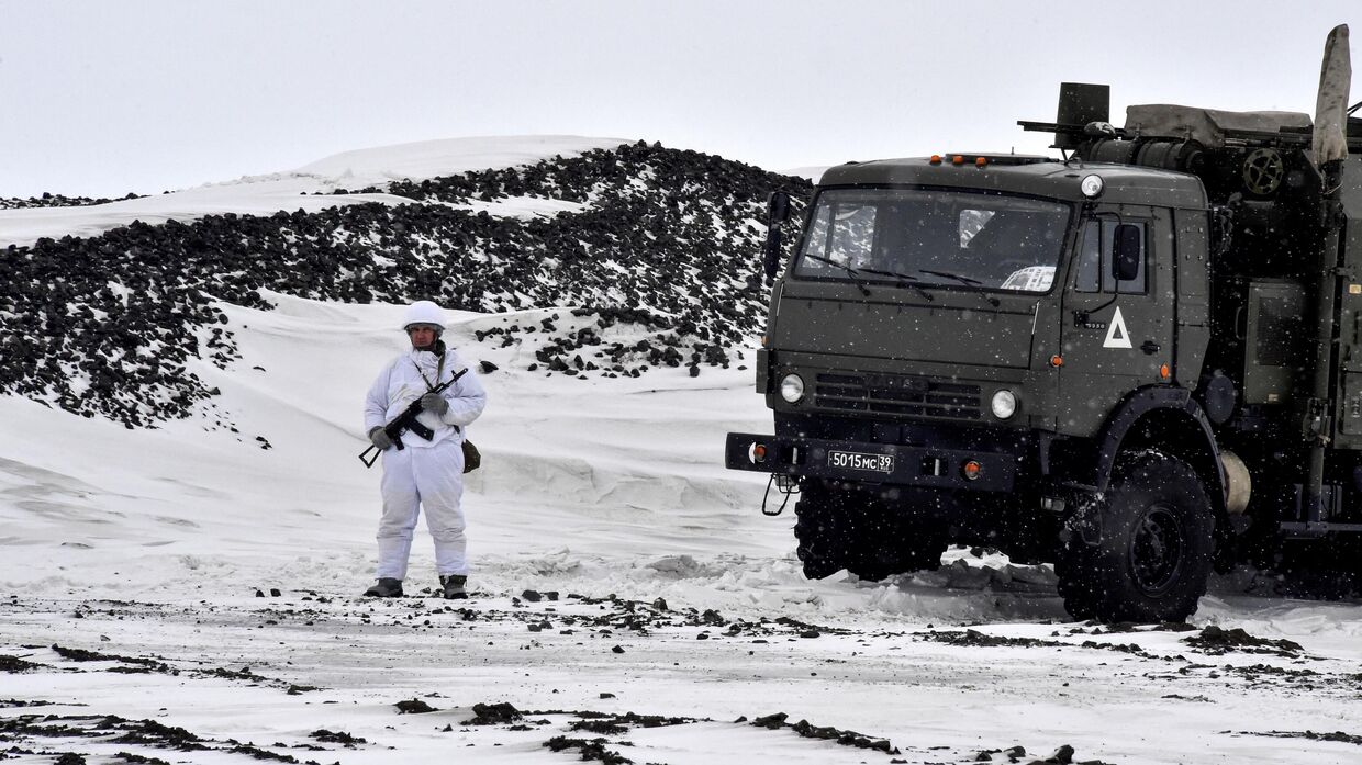Российский военнослужащий на острове Земля Александры, 17 мая 2021 года