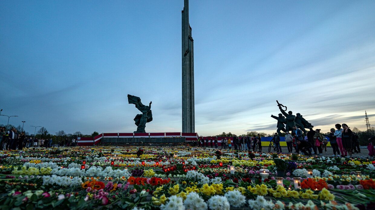 Цветы у мемориального комплекса Памятник воинам Советской Армии - освободителям Советской Латвии и Риги от немецко-фашистских захватчиков в Риге