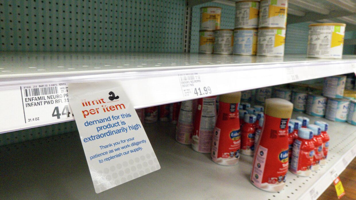 Детское питание на прилавках продуктового магазина в Кармеле, штат Индиана, США