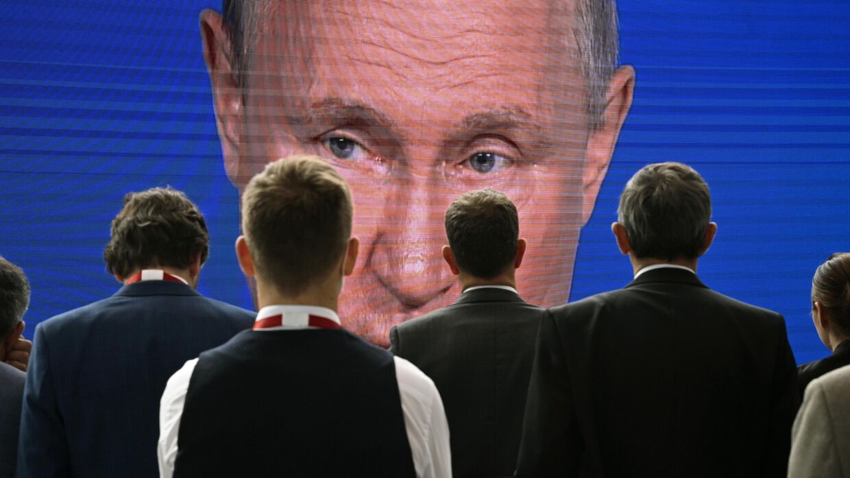 ПМЭФ-2022. Экран с трансляцией выступления президента РФ Владимира Путина