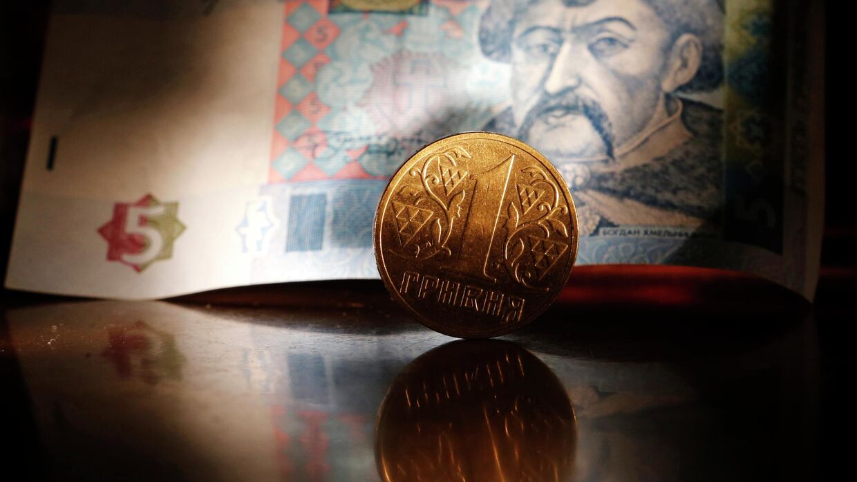 Денежные купюры и монета гривны Украины