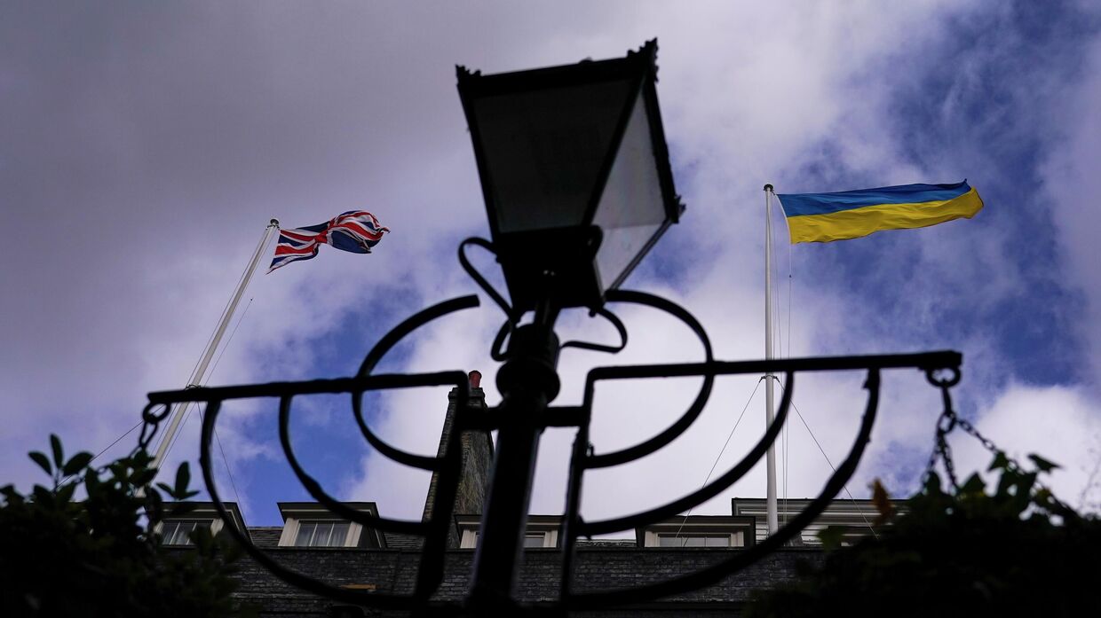 Британский и украинский флаги на Даунинг-стрит, 10, в Лондоне