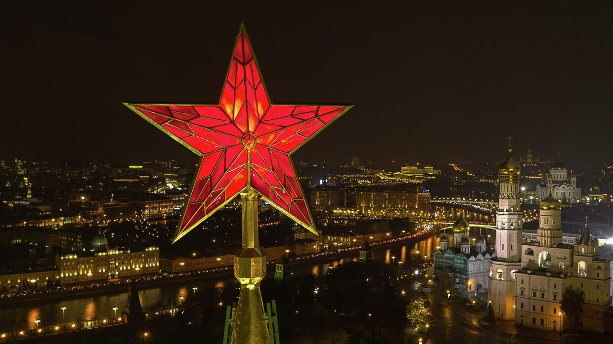 Звезда на Спасской башне Московского Кремля