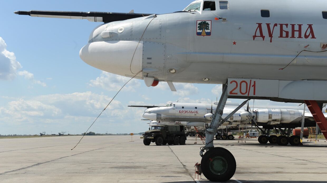 Стратегический бомбардировщик Ту-95МС на стоянке авиабазы ВВС России в городе Энгельсе Саратовской области.