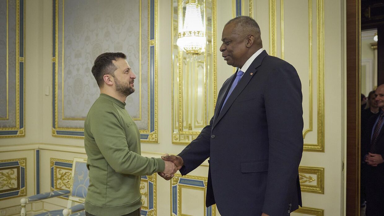 Президент Украины Владимир Зеленский пожимает руку министру обороны США Ллойду Остину в Киеве, Украина, понедельник, 20 ноября 2023 года.