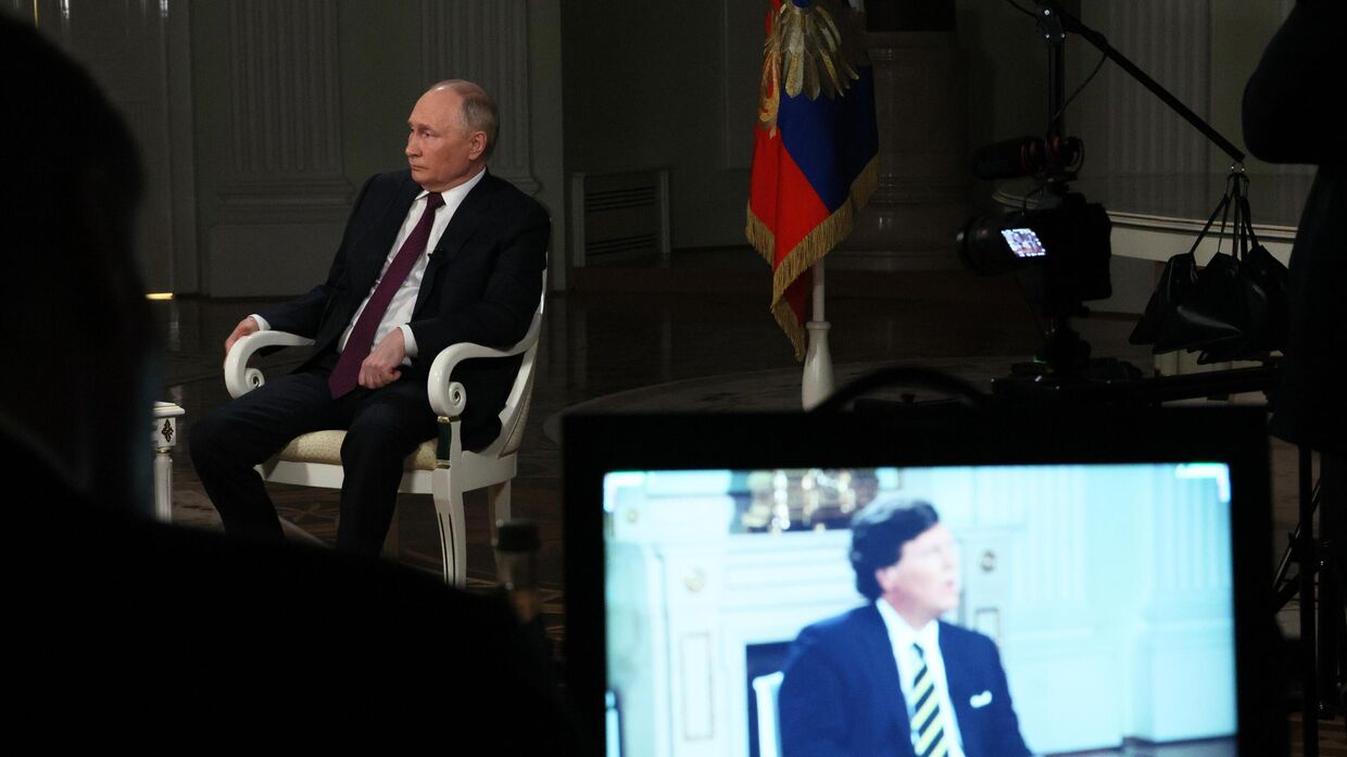 Президент РФ Владимир Путин дал интервью американскому журналисту Такеру Карлсону