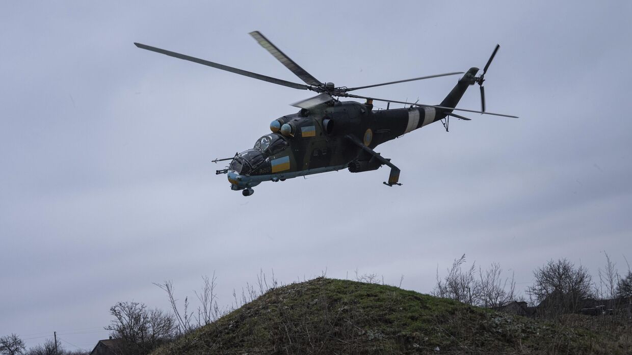 Украинский ударный вертолет Ми-24 во время выполнения боевого задания