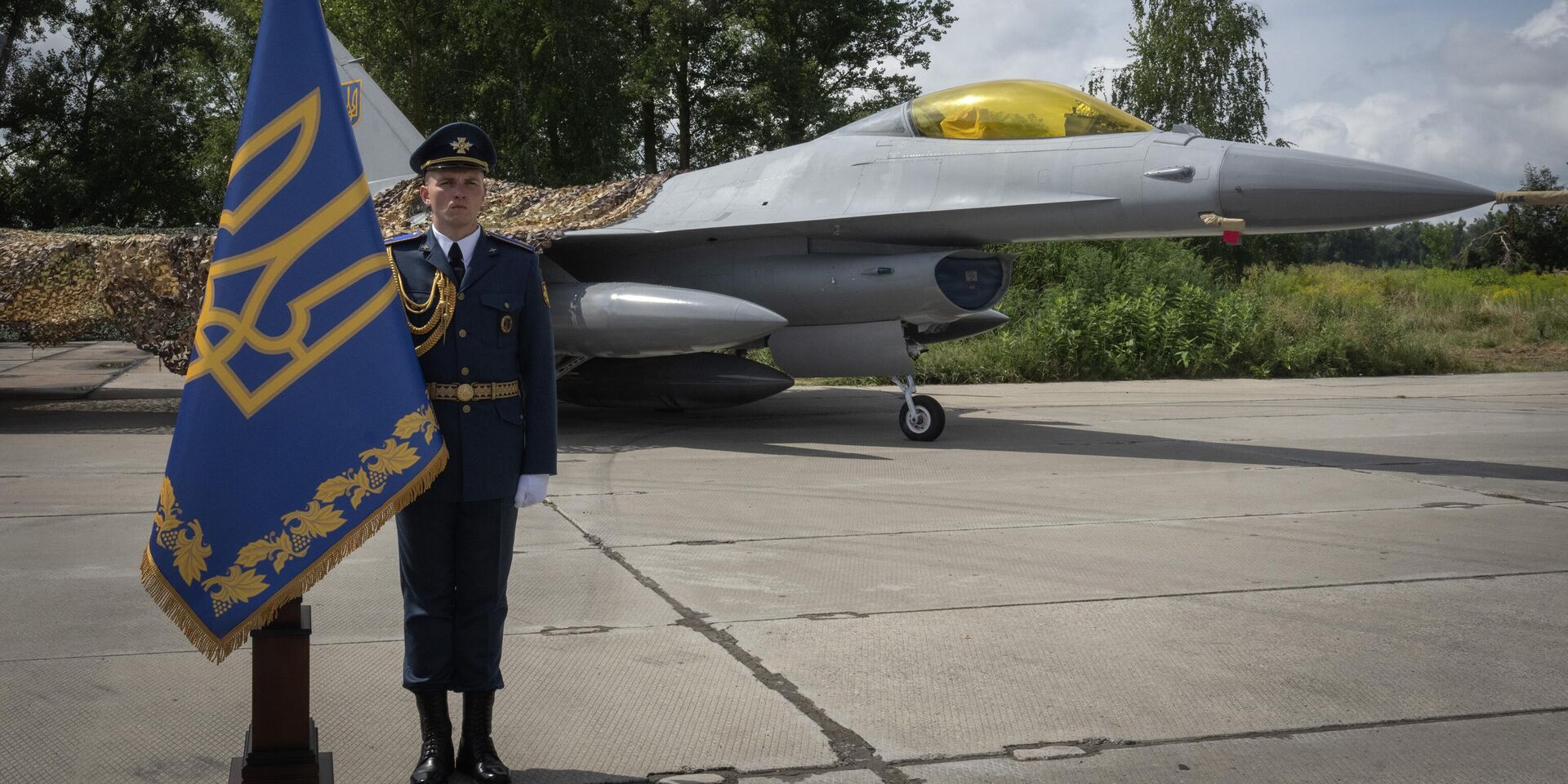 Украинский офицер стоит в почетном карауле на фоне истребителей F-16 ВВС Украины - ИноСМИ, 1920, 16.05.2025