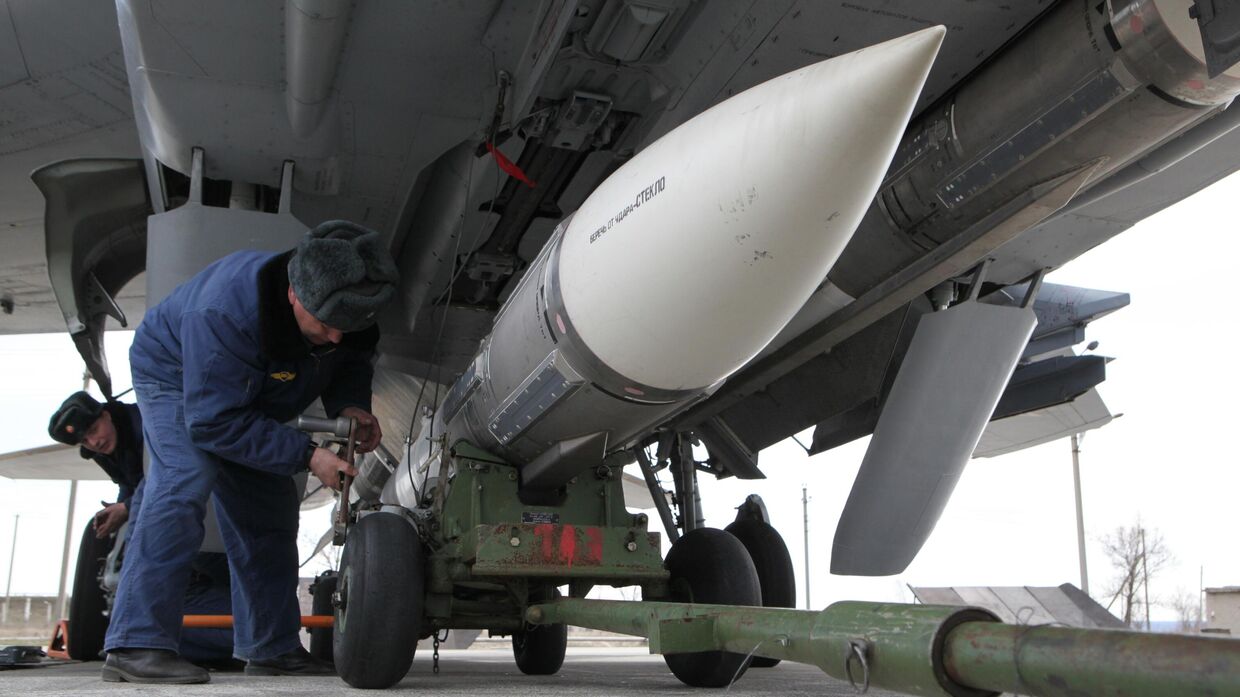 Подготовка ракеты Р-37М к установке на фюзеляж истребителя-перехватчика МиГ-31