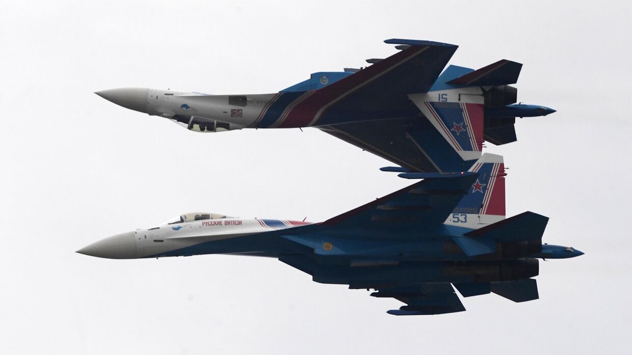 Группа высшего пилотажа Русские витязи на самолетах Су-35С во время динамического показа авиатехники