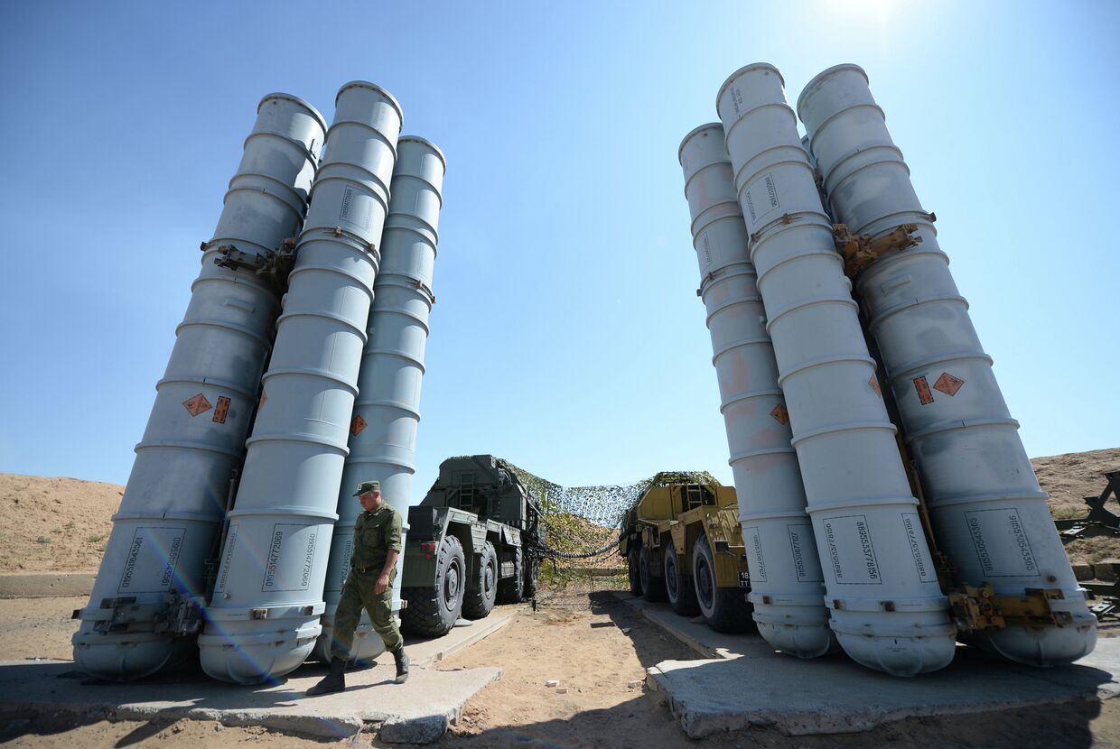 Военнослужащий возле зенитно-ракетн системы С-300ПС