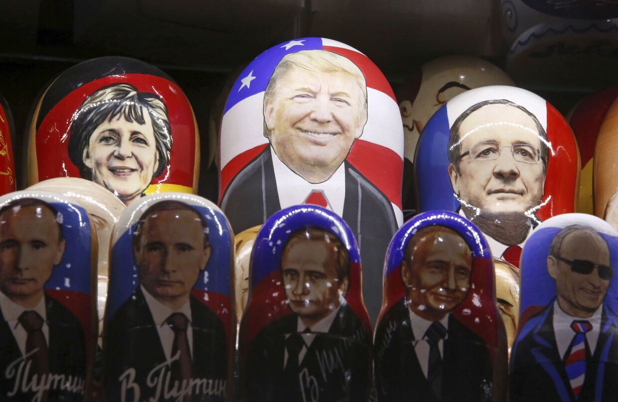 Матрешки с портретами Дональда Трампа, Владимира Путина, Ангелы Меркель и Франсуа Олландом