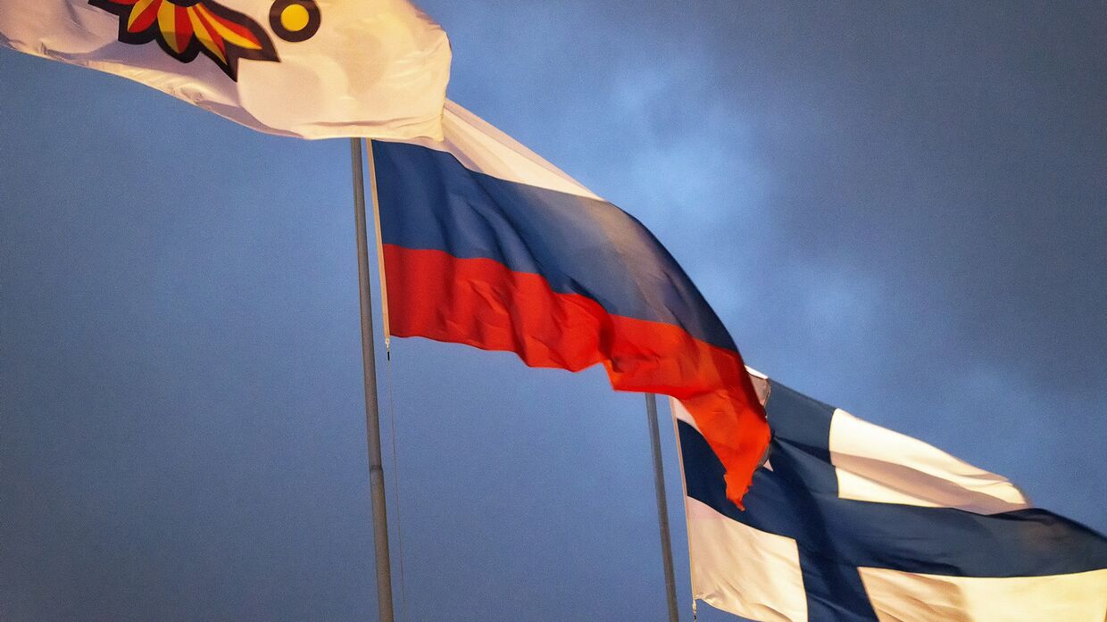 Флаги Финляндии и России