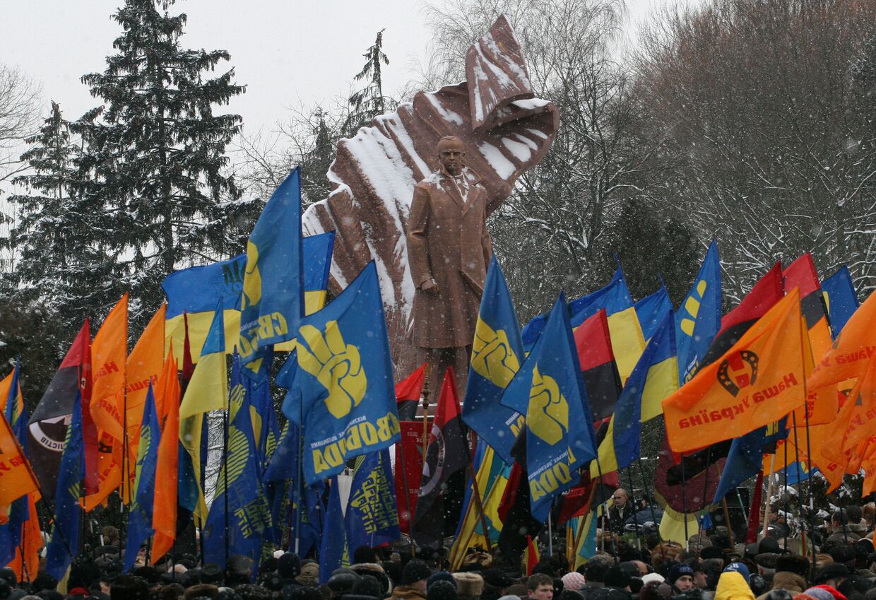 Открытие памятника лидеру Организации украинских националистов Степану Бандере в Тернополе