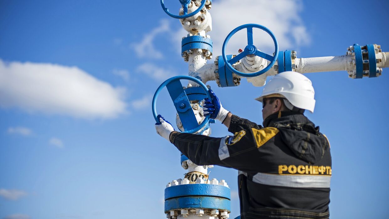 Сотрудник ООО РН-Пурнефтегаз, дочернего предприятия ОАО НК Роснефть, на Барсуковском месторождении в Ямало-Ненецком автономном округе