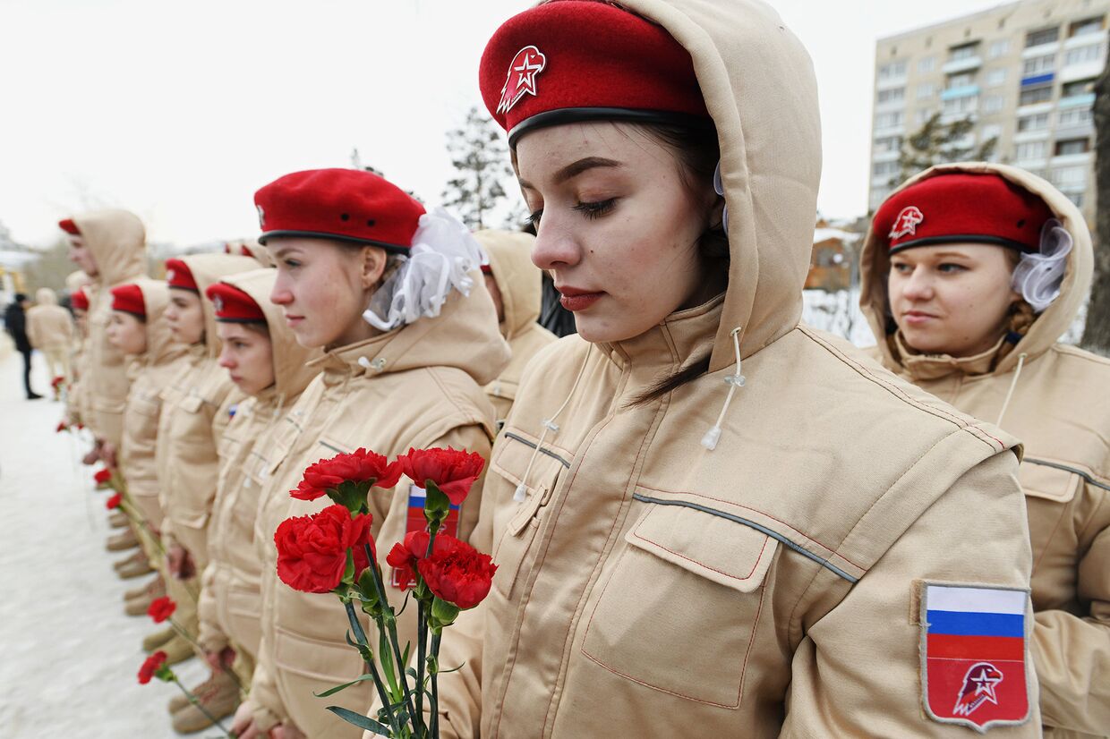 Юнармейцы на акции в память о погибшем в Сирии летчике Романе Филипове у памятника военным летчикам Забайкалья в Чите. 8 февраля 2018