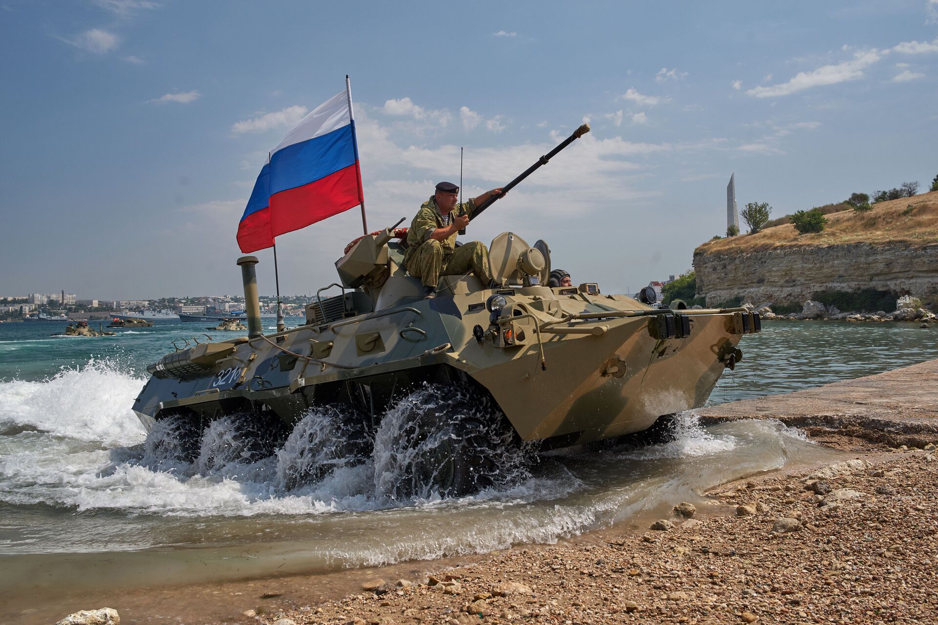 БТР во время генеральной репетиции парада кораблей ко Дню ВМФ в Севастополе - ИноСМИ, 1920, 19.01.2021