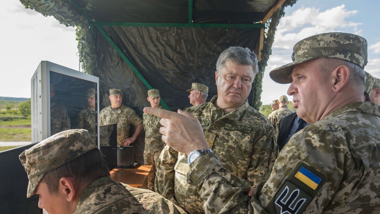Президент Украины Петр Порошенко и начальник Генерального штаба Вооруженных Сил Украины Виктор Муженко на военном полигоне, где проходят испытания американских противотанковых ракетных комплексов Джавелин. 22 мая 2018