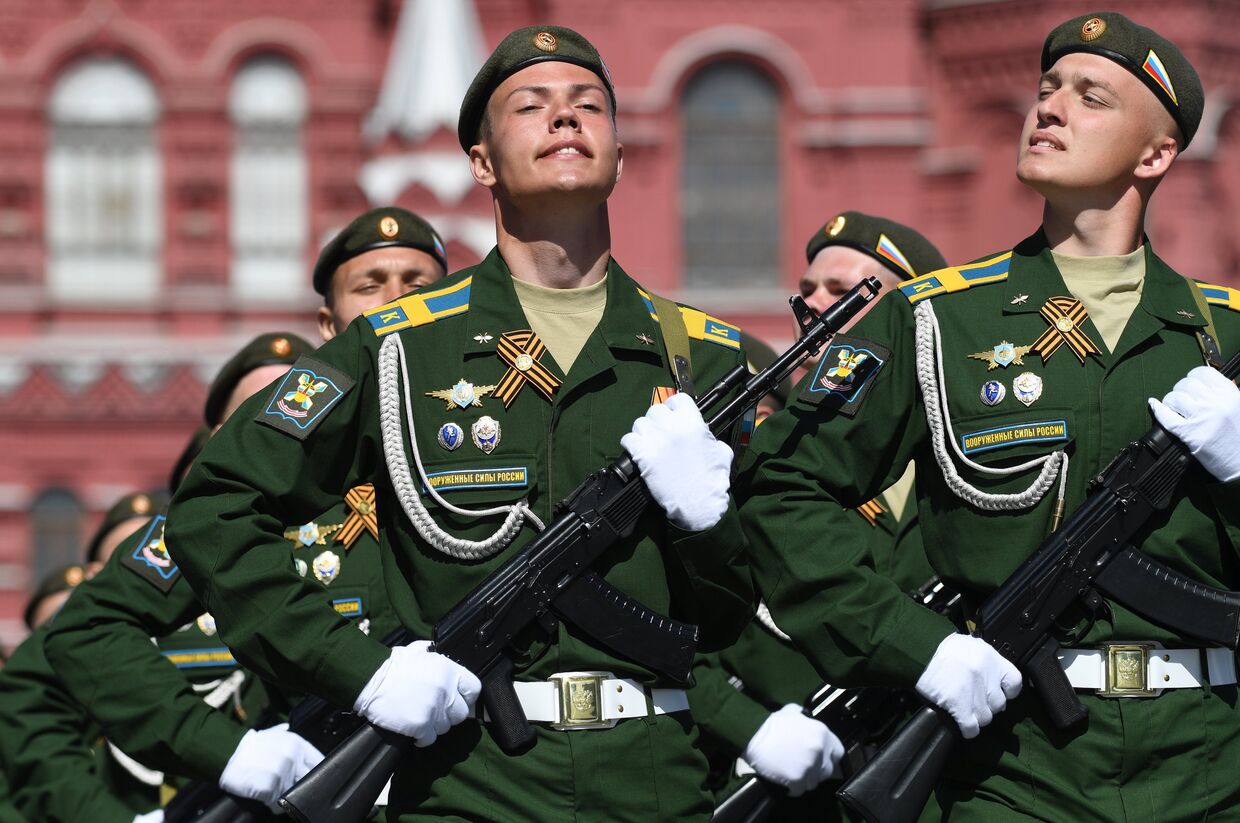 Парадный расчет Военно-космической академии имени А. Ф. Можайского на военном параде, посвященном 73-й годовщине Победы в Великой Отечественной войне 1941-1945 годов