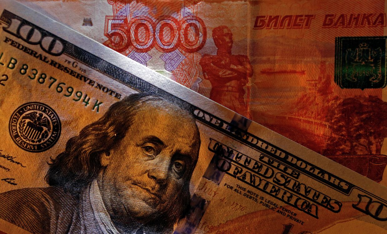 Денежные купюры США и России