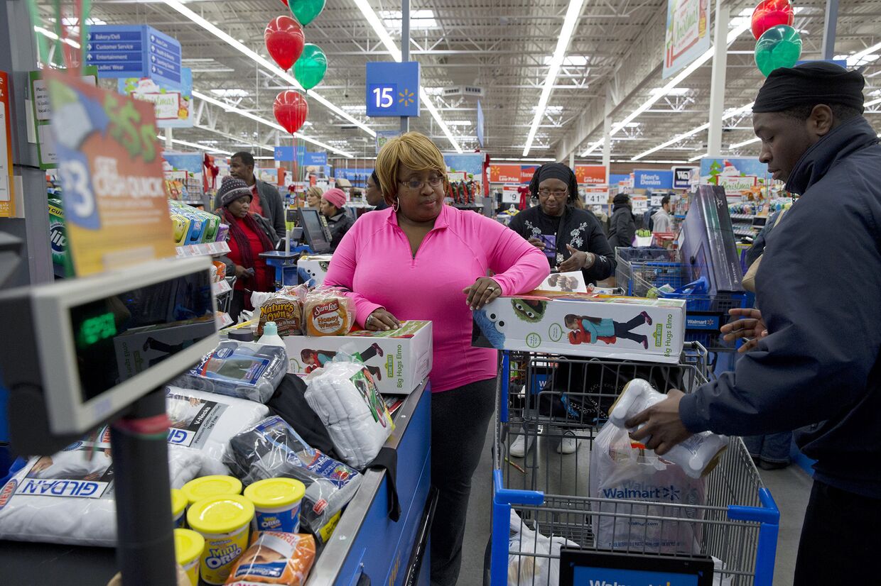 Покупатели в магазине сети Wal-Mart в Вашингтоне