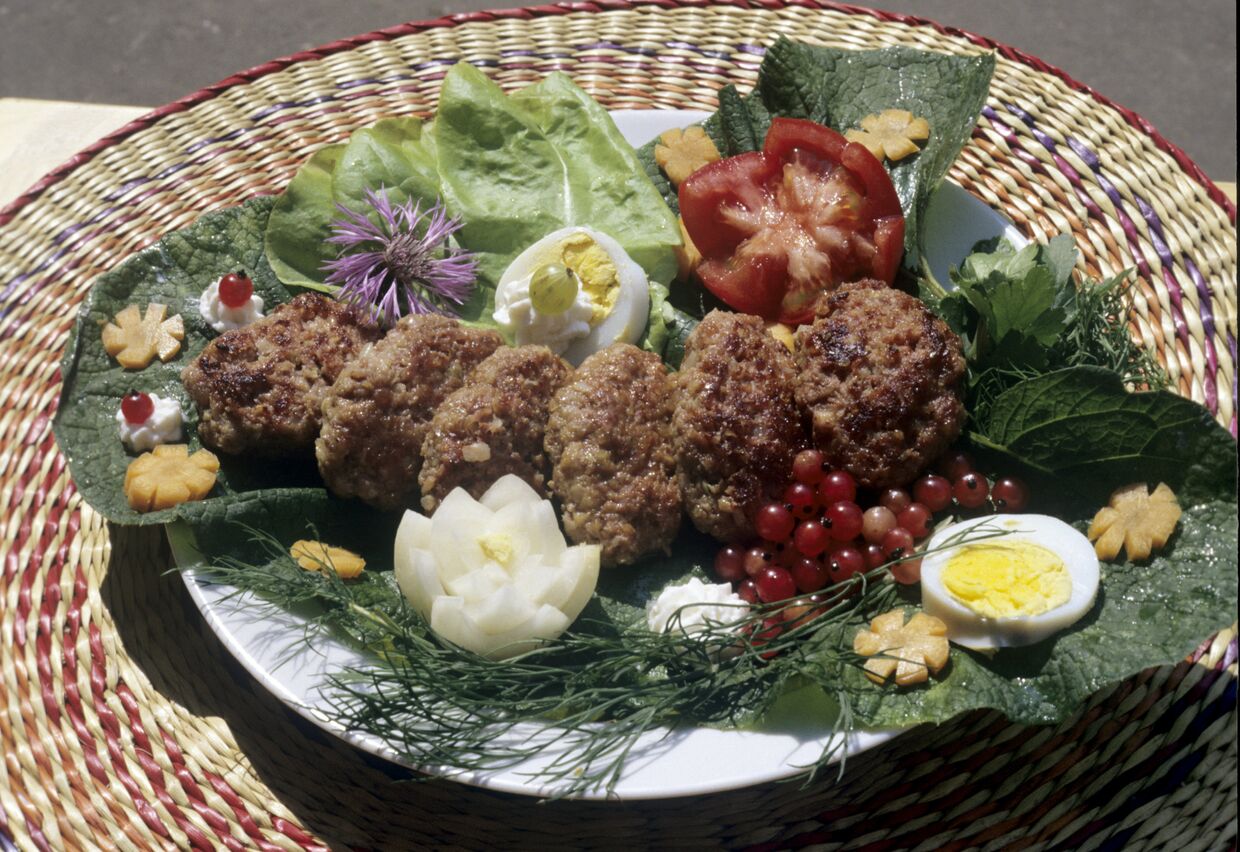 Мясные котлеты с овощами