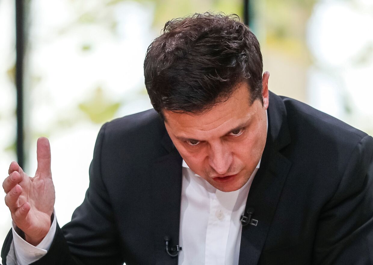 Президент Украины Владимир Зеленский общается с журналистами в Киеве