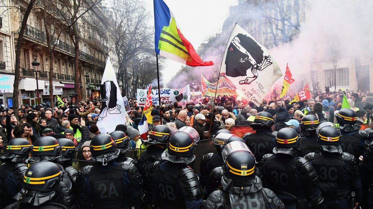Акция протеста в Париже против пенсионной реформы