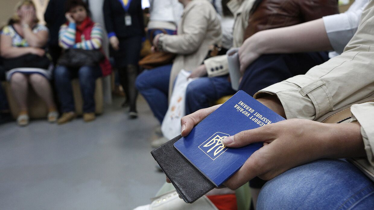 Украинцы ожидают докумены в паспортной службе в Киеве