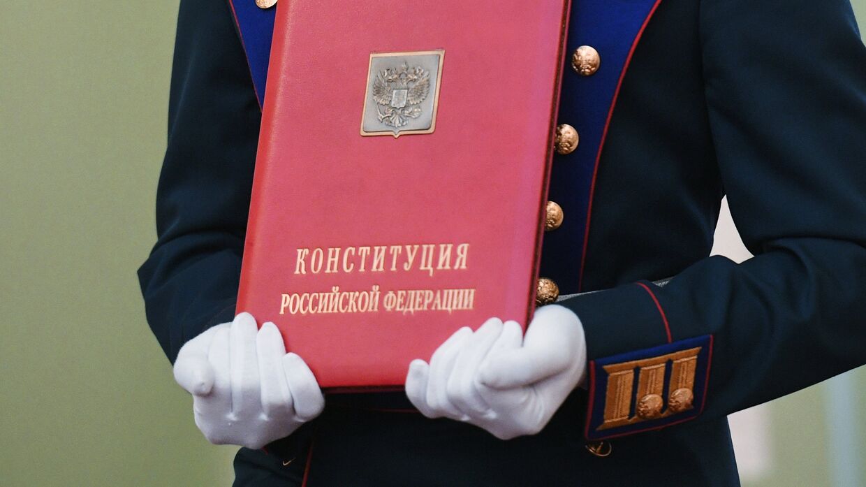 Солдаты Президентского полка вносят специальный экземпляр Конституции РФ