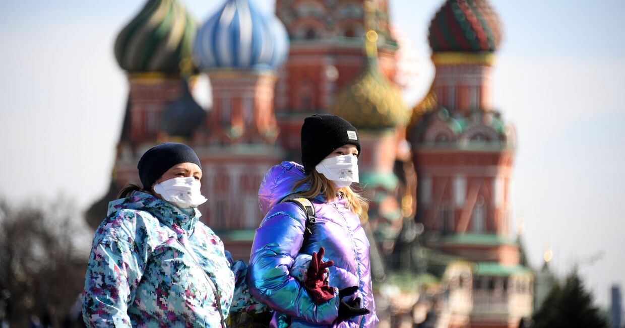 Туристы на Красной площади в Москве