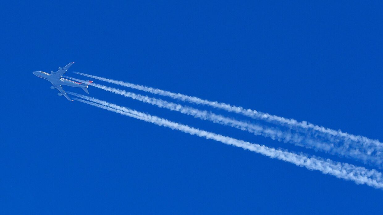 Самолет Boeing 747-467 в небе над Москвой