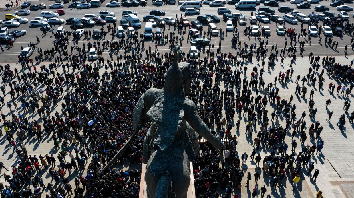 Участники акции протеста на центральной площади в Бишкеке