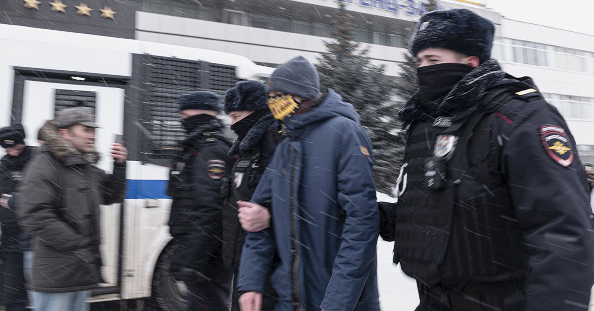 Сотрудники полиции проводят задержание участников форума независимых депутатов в Москве - ИноСМИ, 1920, 15.03.2021