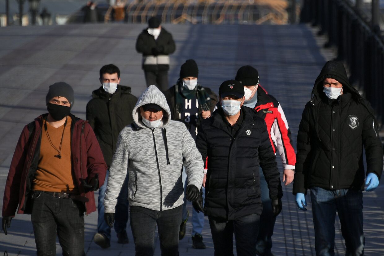 Пешеходы идут по Патриаршему мосту в Москве