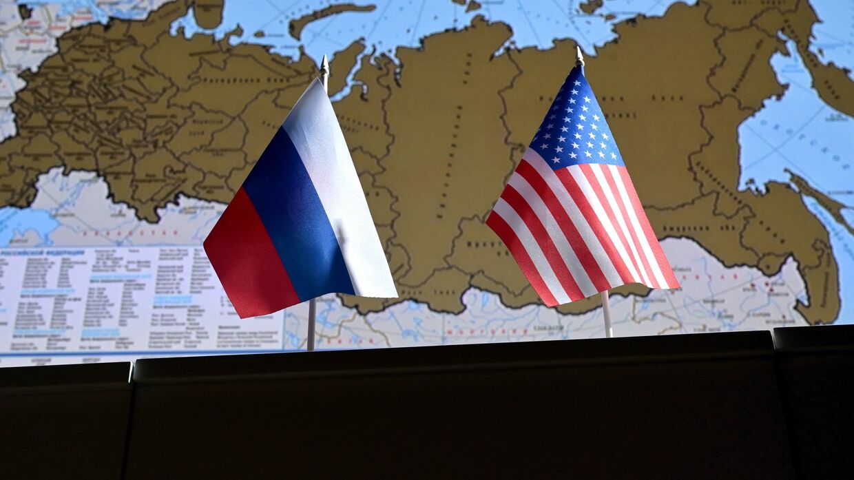 Государственные флаги России и США