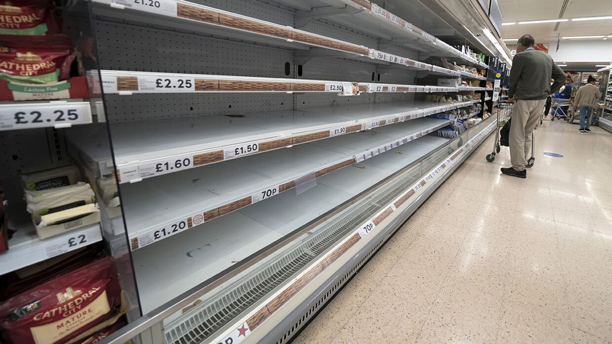 Пустые полки в супермаркете Tesco в Манчестере, Великобритания