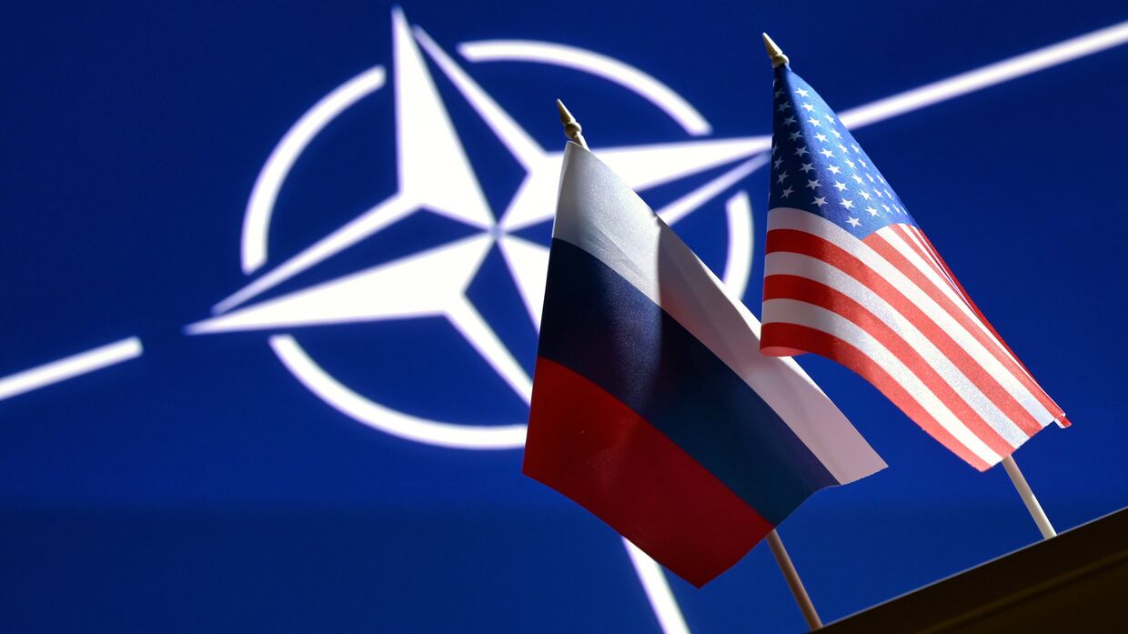 Государственные флаги России и США