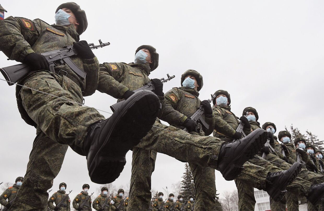 Подготовка курсантов к военному параду на Красной площади