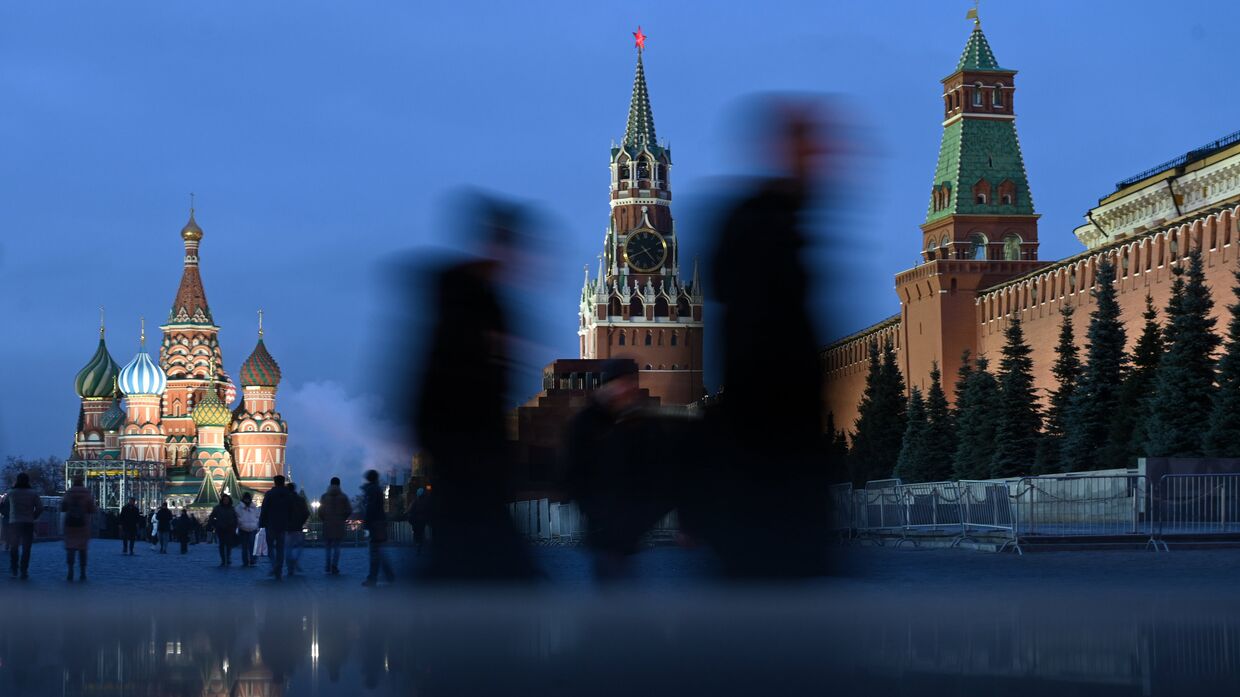 Прохожие на Красной площади в Москве