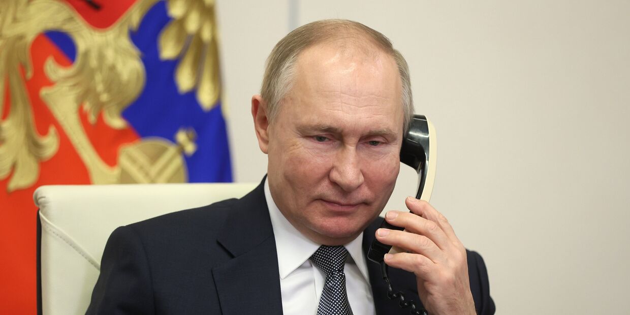 Президент РФ Владимир Путин во время разговора по телефону
