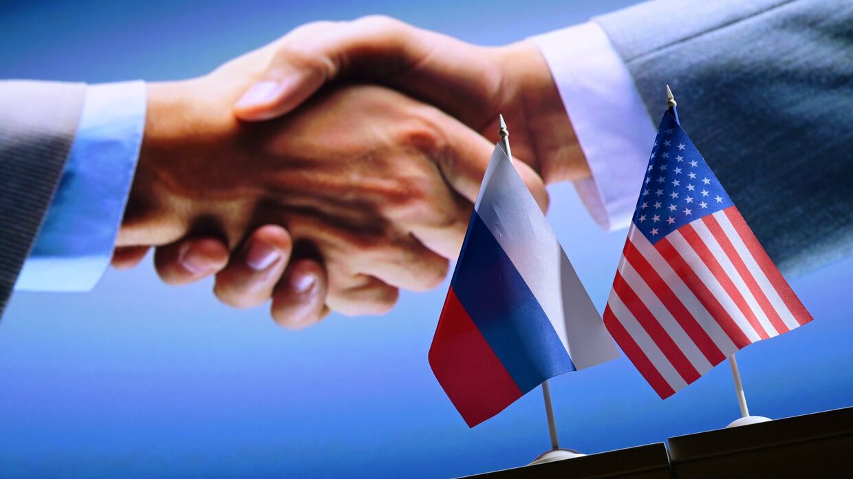 Государственные флаги России и США